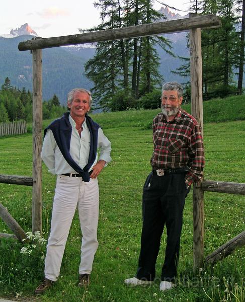 immagine 271.JPG - Dario con Franco Meneguto a Baita Fraina ,Cortina d'Ampezzo, sullo sfondo il Becco del Mezzodi al tramonto mentre si infiamma di rosso.